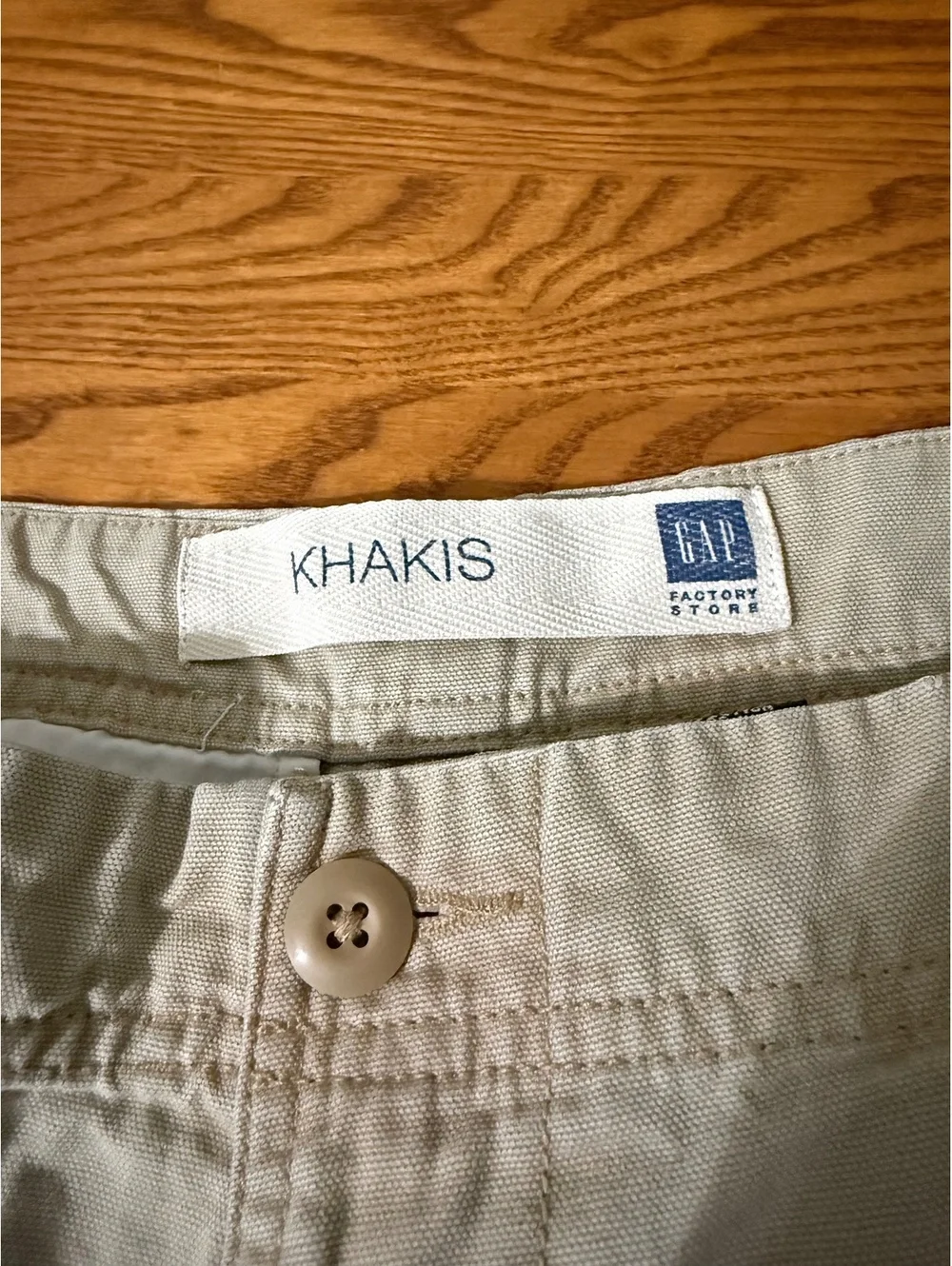 Gap factory men’s khaki cargo shorts 100% cotton size 34